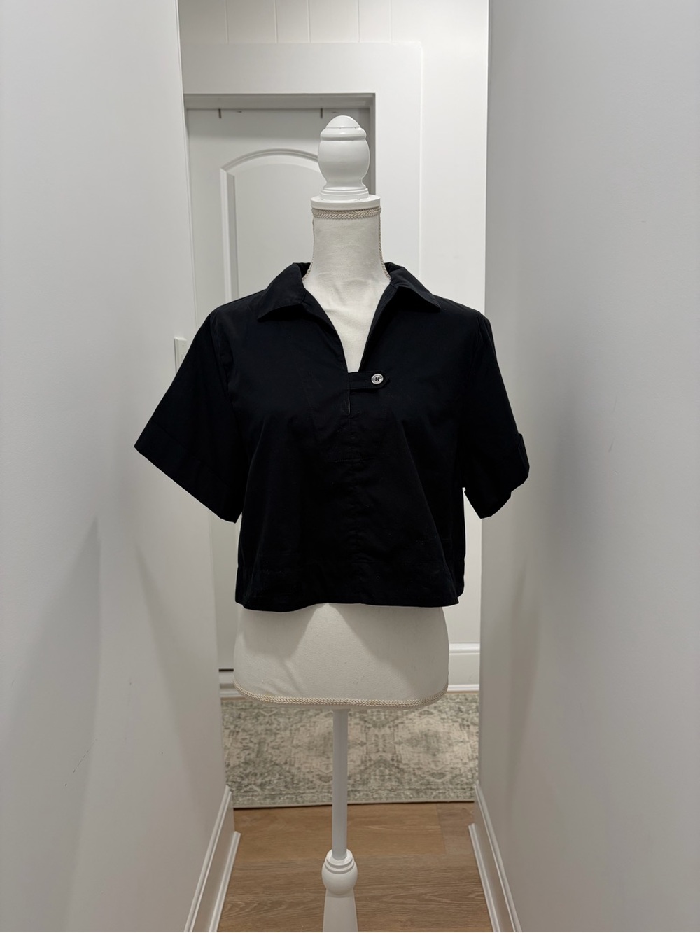 Banana Republic Women’s Black Collared Short-Sleeve Crop Top